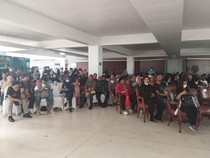 Warga Antusias Tukar Uang Receh buat Lebaran 2024, Antrean Mengular