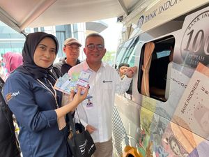 Warga Berbondong-bondong Tukar Uang Receh buat Lebaran