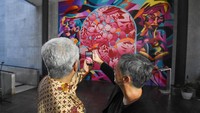 Mural berfitur augmented reality (AR) karya kolaborasi seniman Age Tutu Airlangga asal Indonesia dan George Rose asal Australia dapat dilihat dan dijajal menggunakan filter story 75 Years Together yang tersedia di akun Instagram @kedubesaustralia. Foto: Australian Embassy Jakarta
