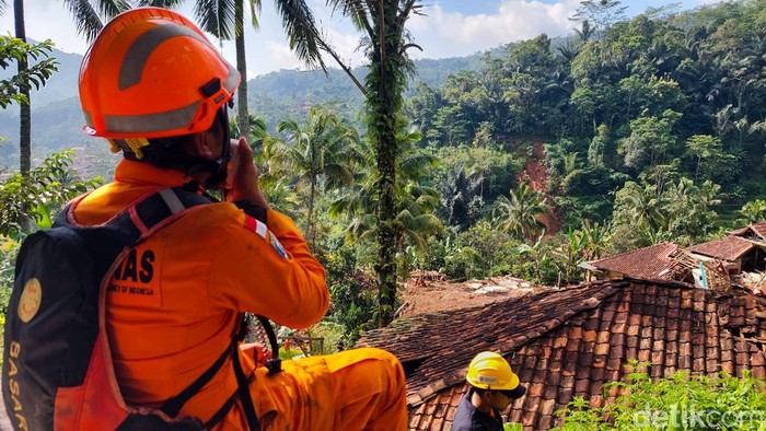 Petugas Basarnas Woro-woro Supaya Warga Tidak Menonton Proses Pencarian Korban dari Titik Longsor