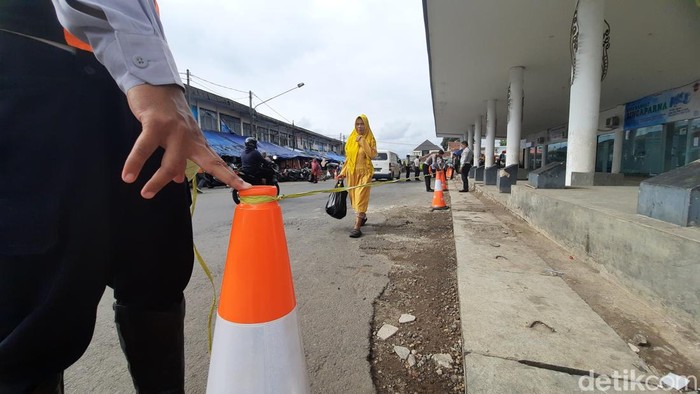Petugas Gabungan tertibkan parkir semrawut dekat Plasa Singaparna dan Pasar Pasar Tradisional Singaparna, Kabupaten Tasikmalaya Kamis (28/3/24).