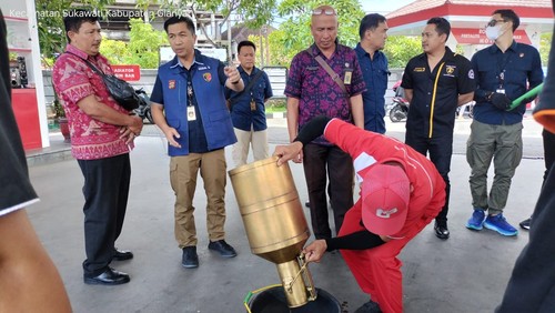 Polda Bali dan Disperindag Kota Denpasar saat mengecek SPBU di wilayah Kota Denpasar, Kamis (28/3/2024). (Dok. Polda Bali)