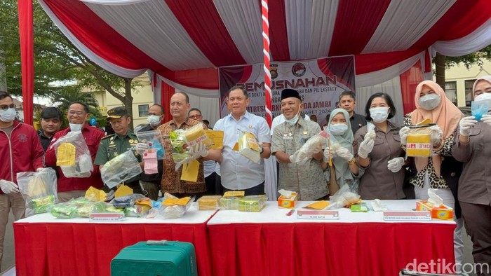 Polda Jambi musnahkan sabu dan ekstasi milik jaringan Fredy Pratama