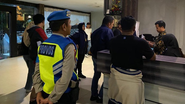 Polda Kepri melakukan razia di sejumlah hotel dan kos di Batam. (Foto: dok Polda Kepri).