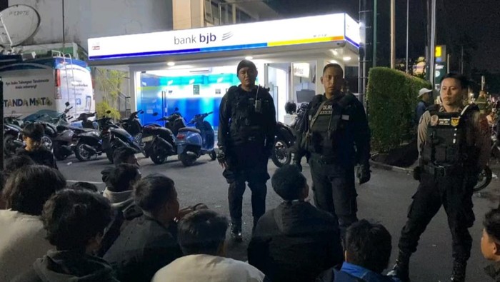 Polisi saat membubarkan aksi balap lumpat remaja Tasikmalaya.