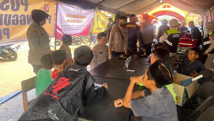 Polres Cimahi menurunkan tim trauma healing untuk memulihkan kondisi psikis khususnya anak-anak yang terdampak longsor di Cipongkor. (dok istimewa)