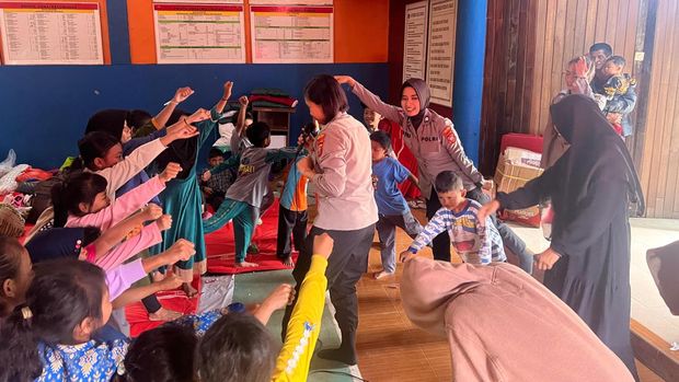 Polres Cimahi menurunkan tim trauma healing untuk memulihkan kondisi psikis khususnya anak-anak yang terdampak longsor di Cipongkor. (dok istimewa)