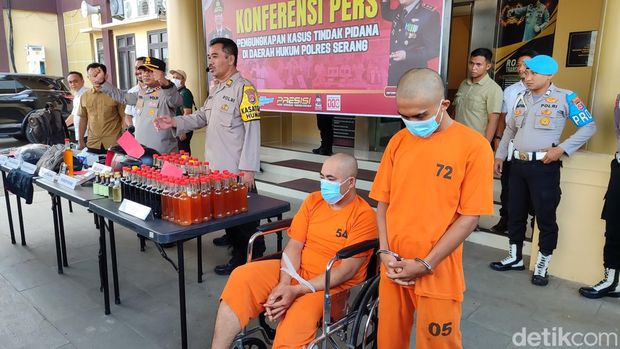 Polres Serang menangkap pembunuh Ginanjar (30) yang ditemukan bersimbah darah di Tanara. Pelaku merupakan mantan bos yang dibantu 2 orang lain. (Bahtiar R/detikcom)