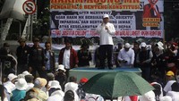 Sementara itu, polisi melakukan pengalihan arus lalu lintas di Bundaran Patung Kuda yang menuju ke Istana. Penutupan sementara arus lalu lintas ini dilakukan untuk mengantisipasi massa demo.