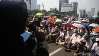 Aparat kepolisian juga sudah menutup Jl Medan Merdeka Barat arah Harmoni. Begitupun arah sebaliknya di Jl Medan Merdeka Barat arah Bundaran HI sudah ditutup.