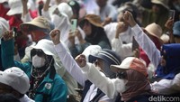 Sejumlah rute bus TransJakarta juga dialihkan imbas demo di sekitar patung kuda tersebut.