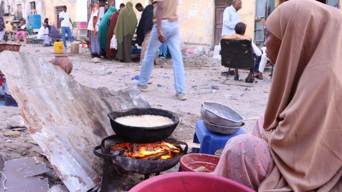 Potret Pasar Ramadan di Jalanan Somalia MOGADISHU, SOMALIA - MARCH 27: People buy traditional sambus pastry from the street markets during Ramadan in Mogadishu, Somalia on March 27, 2024. (Photo by Hodan Mohamed Abdullahi/Anadolu via Getty Images)