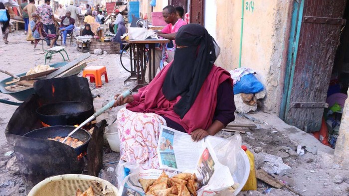 Potret Pasar Ramadan di Jalanan Somalia MOGADISHU, SOMALIA - MARCH 27: People buy traditional sambus pastry from the street markets during Ramadan in Mogadishu, Somalia on March 27, 2024. (Photo by Hodan Mohamed Abdullahi/Anadolu via Getty Images)