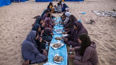 Potret Pengungsi Palestina saat Berbuka Puasa Bersama