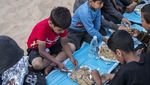 Potret Pengungsi Palestina saat Berbuka Puasa Bersama