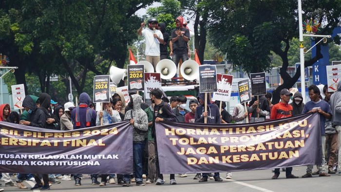 Potret Unjuk Rasa soal Jaga Independensi MK di Patung Kuda Kelompok massa tergabung dalam Indonesian People Independent (IPI) berunjuk rasa di area Patung Kuda, Jakarta Pusat, Kamis (28/3/2024).