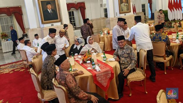 Presiden Joko Widodo melakukan buka bersama menteri Kabinet Indonesia Maju di Istana Negara, Kamis (28/3/2024). (CNBC Indonesia/Emir Yanwhardana)