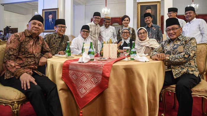 Presiden Jokowi gelar buka bersama lembaga tinggi negara Presiden Joko Widodo (kiri) bersama Menko Perekonomian Airlangga Hartarto (tengah) dan Menhan Prabowo Subianto (kanan) mengikuti acara buka bersama di Istana Negara, Jakarta, Kamis (28/3/2024). Presiden Joko Widodo menggelar silaturahim dan buka puasa bersama dengan para pimpinan lembaga negara, Menteri Kabinet Indonesia Maju serta perwira tinggi TNI dan Polri. ANTARA FOTO/Muhammad Adimaja/aww.