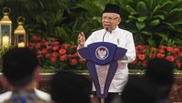 Wakil Presiden Maruf Amin memberikan ceramah pada acara buka bersama di Istana Negara, Jakarta, Kamis (28/3/2024).
