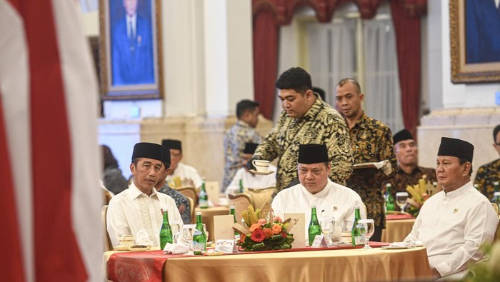 Presiden Joko Widodo (kiri) bersama Menko Perekonomian Airlangga Hartarto (tengah) dan Menhan Prabowo Subianto (kanan) mengikuti acara buka bersama di Istana Negara, Jakarta, Kamis (28/3/2024). Presiden Joko Widodo menggelar silaturahim dan buka puasa bersama dengan para pimpinan lembaga negara, Menteri Kabinet Indonesia Maju serta perwira tinggi TNI dan Polri. ANTARA FOTO/Muhammad Adimaja/aww.