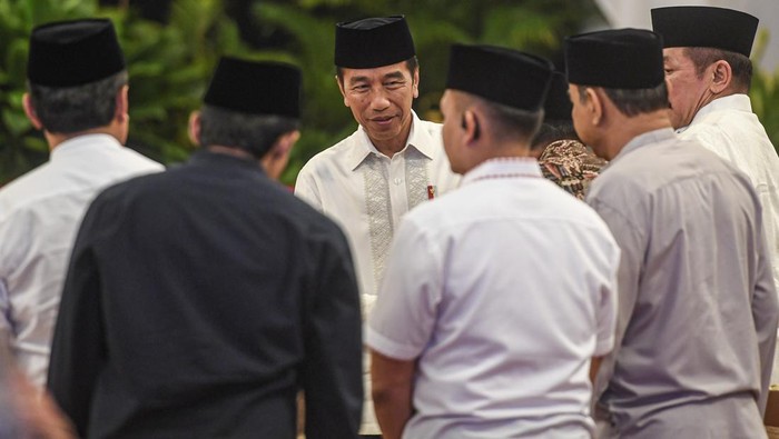 Presiden Jokowi gelar buka bersama lembaga tinggi negara Presiden Joko Widodo (kiri) bersama Menko Perekonomian Airlangga Hartarto (tengah) dan Menhan Prabowo Subianto (kanan) mengikuti acara buka bersama di Istana Negara, Jakarta, Kamis (28/3/2024). Presiden Joko Widodo menggelar silaturahim dan buka puasa bersama dengan para pimpinan lembaga negara, Menteri Kabinet Indonesia Maju serta perwira tinggi TNI dan Polri. ANTARA FOTO/Muhammad Adimaja/aww.