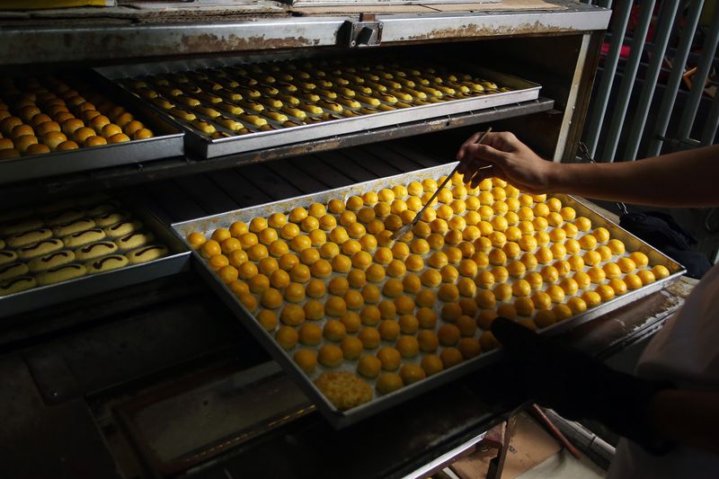Pekerja memproduksi kue kering di Botisha Cookes Kampung Nastar, Larangan, Tangerang, Banten, Rabu (27/3/2024). Berbagai jenis kue kering skala rumahan seperti nastar, putri salju, mete coklat dan kastengel untuk kebutuhan Lebaran tersebut dijual dengan harga Rp55.000 hingga Rp85.000 per toples tergantung jenis kue. ANTARA FOTO/Muhammad Iqbal/foc.