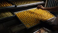 Kue itu dijual dengan harga Rp 55.000 hingga Rp 85.000 per toples.