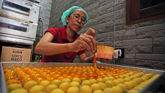 Pekerja memproduksi kue kering di Botisha Cookes Kampung Nastar, Larangan, Tangerang, Banten, Rabu (27/3/2024). Berbagai jenis kue kering skala rumahan seperti nastar, putri salju, mete coklat dan kastengel untuk kebutuhan Lebaran tersebut dijual dengan harga Rp55.000 hingga Rp85.000 per toples tergantung jenis kue. ANTARA FOTO/Muhammad Iqbal/foc.