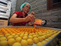 Melihat Kesibukan Home Industry Kue Kering Jelang Lebaran