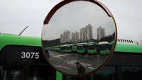 Pemogokan besar-besaran yang dilakukan supir bus di kota tersebut merupakan yang pertama dalam 12 tahun terakhir. Serangan terakhir mereka berlangsung sekitar 20 menit. Negosiasi antara Serikat Pekerja Bus Seoul, yang mewakili pengemudi yang melayani 97% operasional bus, dan majikan mereka gagal setelah tuntutan serikat pekerja untuk kenaikan upah per jam sebesar 12,7% dianggap “berlebihan,” lapor Yonhap.