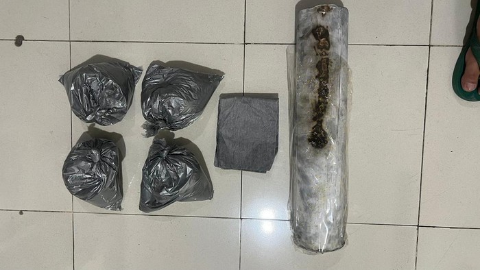 Puluhan kilogram bubuk mercon dan satu mercon berukuran besar yang disita Polres Bantul.