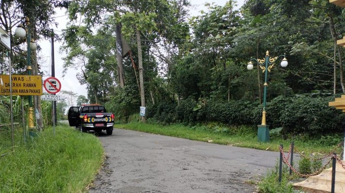 Rambu larangan melintas di jembatan Kali Boyong yang dipasang Dishub Sleman.