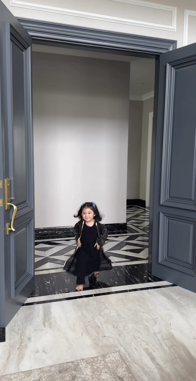 Setelah Raqeema, Guzelim pun muncul dengan mengenakan dress hitam, senada dengan yang dikenakan Raqeema. Sambil tertawa, putri Ali dan Margin itu tampak menggemaskan berjalan ke arah kamera sambil sedikit berlari. Foto: Instagram/@marginw/@nsyakieb85