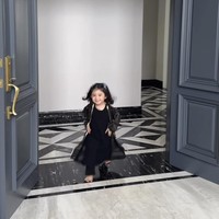 Setelah Raqeema, Guzelim pun muncul dengan mengenakan dress hitam, senada dengan yang dikenakan Raqeema. Sambil tertawa, putri Ali dan Margin itu tampak menggemaskan berjalan ke arah kamera sambil sedikit berlari. Foto: Instagram/@marginw/@nsyakieb85