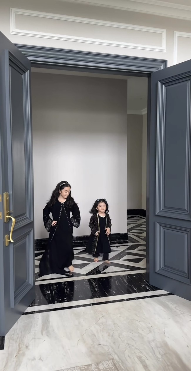 Tampil bersama-sama putri Nabila dan Margin itu terlihat kompak. Sama-sama cantik, penampilan dan tingkah keduanya juga berhasil bikin gemas. Foto: Instagram/@marginw/@nsyakieb85