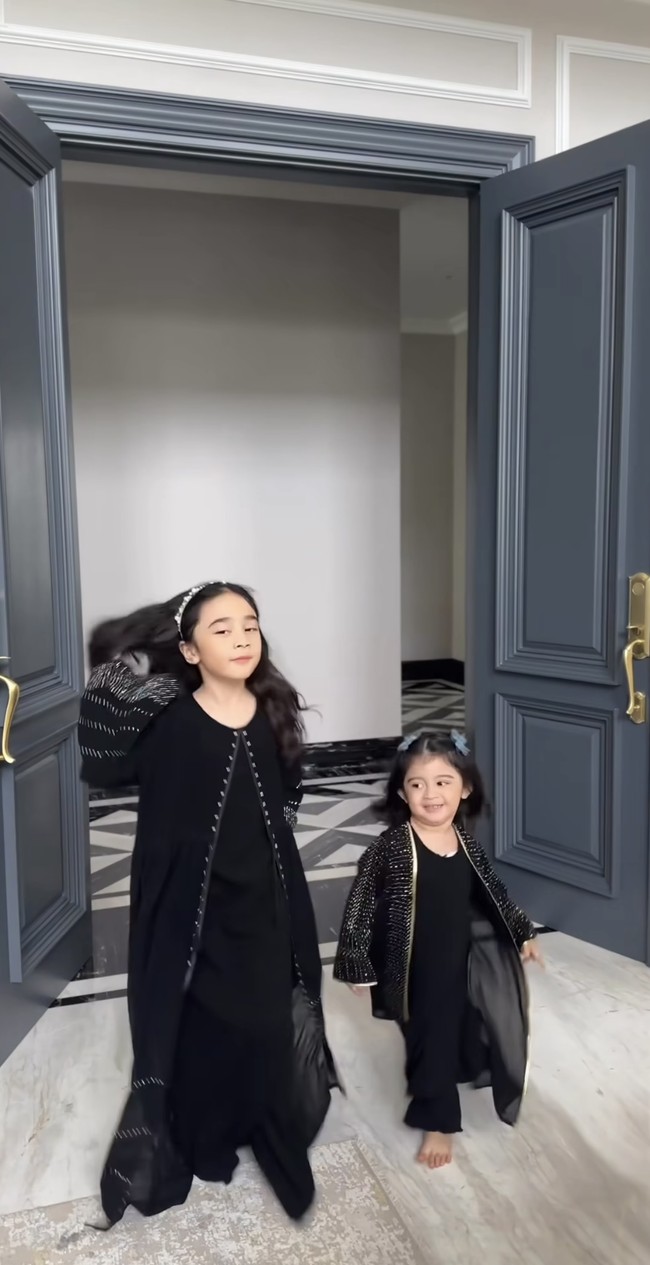 Lahir pada 6 Februari 2018, Raqeema saat ini sudah berusia 6 tahun. Sementara Guzelim lahir pada 1 November 2021 dan saat ini masih berusia 2 tahun. Foto: Instagram/@marginw/@nsyakieb85