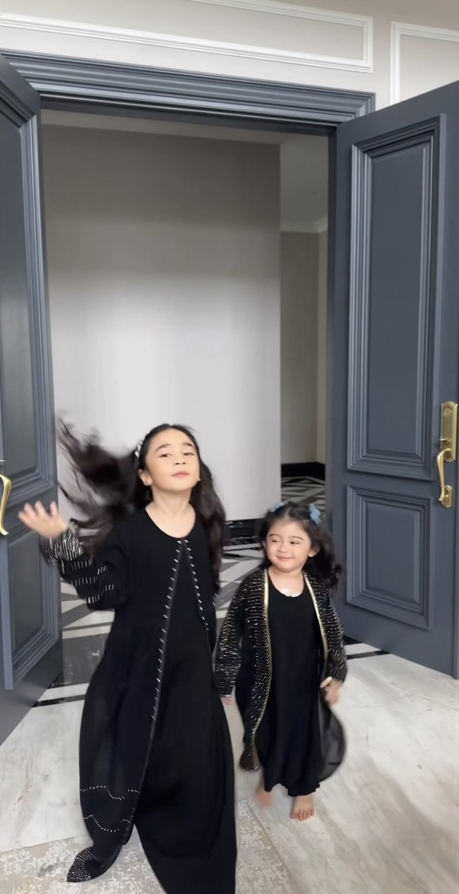 Sama-sama memiliki darah keturunan Arab, kecantikan Guzel dan Raqeema pun banjir pujian netizen. “Masyaallah cantik ya,” komentar salah seorang netizen. “Anak anak cantik,” tambah netizen lain. Foto: Instagram/@marginw/@nsyakieb85