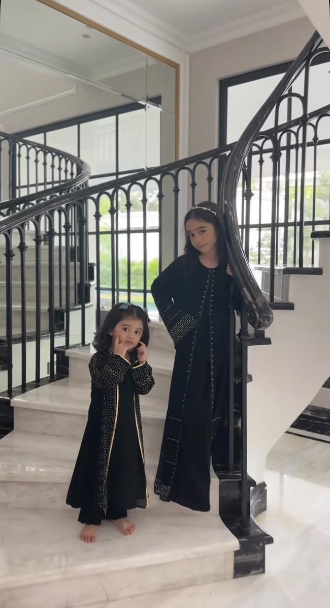 Tak hanya cantik, Raqeema dan Guzel juga tampaknya sudah jago berpose di depan kamera. Lihat saja gaya menggemaskan keduanya saat berpose bersama di tangga. Foto: Instagram/@marginw/@nsyakieb85