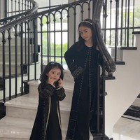 Tak hanya cantik, Raqeema dan Guzel juga tampaknya sudah jago berpose di depan kamera. Lihat saja gaya menggemaskan keduanya saat berpose bersama di tangga. Foto: Instagram/@marginw/@nsyakieb85