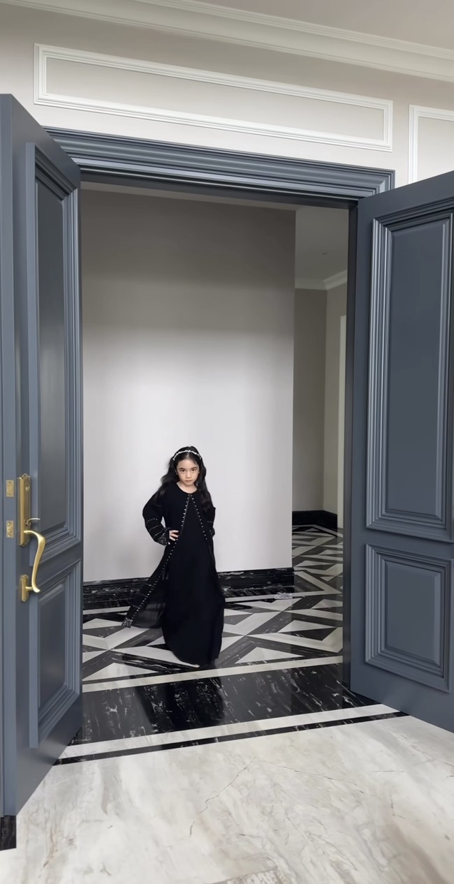 Melalui akun Instagram pribadinya Nabila Syakieb dan Margin memamerkan momen putri mereka saat fashion show bak model. Video diawali dengan Raqeema yang mengenakan kaftan berwarna hitam, berlenggak-lenggok bak model memamerkan gayanya. Foto: Instagram/@marginw/@nsyakieb85