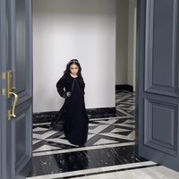 Melalui akun Instagram pribadinya Nabila Syakieb dan Margin memamerkan momen putri mereka saat fashion show bak model. Video diawali dengan Raqeema yang mengenakan kaftan berwarna hitam, berlenggak-lenggok bak model memamerkan gayanya. Foto: Instagram/@marginw/@nsyakieb85