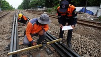 Teknisi memeriksa rel di jalur kereta api di kawasan Nias, Surabaya, Jawa Timur, Kamis (28/3/2024).