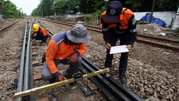 Ratusan Petugas KAI Disiagakan untuk Kelancaran Mudik Lebaran Teknisi memeriksa rel di jalur kereta api di kawasan Nias, Surabaya, Jawa Timur, Kamis (28/3/2024). PT Kereta Api Indonesia (Persero) menyiagakan 842 personel untuk mengantisipasi gangguan prasarana perkeretaapian pada masa mudik Lebaran 2024 yang terdiri dari Petugas Jaga Jalan Lintas (PJL), Petugas Pemeriksa Jalur (PPJ), dan Petugas Daerah Pemantauan Khusus (Petugas Dapsus). ANTARA FOTO/Didik Suhartono/tom.