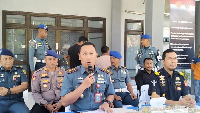 Komandan Lanal Labuan Bajo Letkol Laut (P) Iwan Hendra Susilo didampingi Kepala Seksi Penindakan dan Penyidikan Bea Cukai Labuan Bajo Fatkhur Rohman, Kamis (28/3/2024). (Ambrosius Ardin/detikBali)