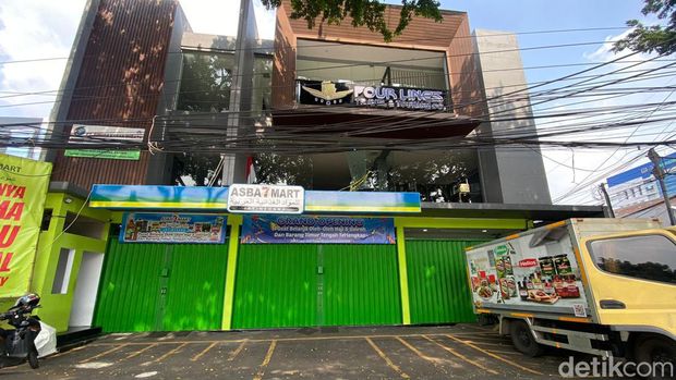 Ruko lokasi penembakan Ghatan Saleh di Jatinegara, Jakarta Timur dipasangi garis polisi.