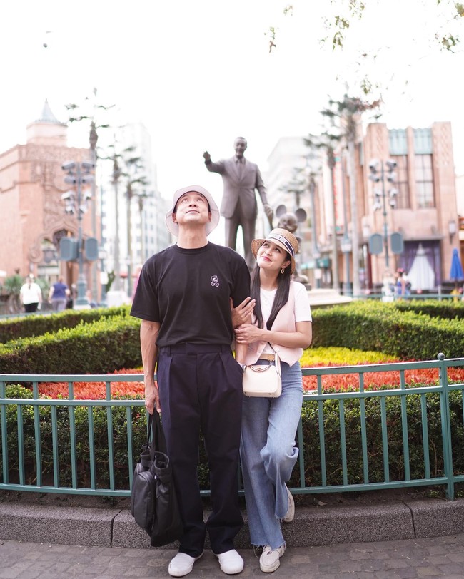 Potret harmonis yang diperlihatkan di media sosial membuat mereka dijuluki Disney Couple. Tak lain karena Sandra Dewi dan Harvey Moeis melangsungkan pernikahan di Disneyland Tokyo, tepatnya di Cinderella Castle. Foto: Instagram @sandradewi88