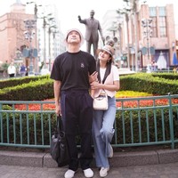Potret harmonis yang diperlihatkan di media sosial membuat mereka dijuluki Disney Couple. Tak lain karena Sandra Dewi dan Harvey Moeis melangsungkan pernikahan di Disneyland Tokyo, tepatnya di Cinderella Castle. Foto: Instagram @sandradewi88