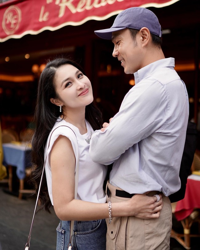 Tujuh tahun menikah, Sandra Dewi dan Harvey Moeis kerap menunjukkan kekompakan mereka sebagai suami-istri.  Foto: Instagram @sandradewi88
