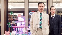 Ulang tahun Sandra Dewi dirayakan dengan meriah oleh sang suami. Mereka pun berpose di depan kue ulang tahun tema Barbie. Foto: Instagram sandradewi88