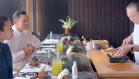 Kalau ini momen mereka kencan saat Valentine. Keduanya tengah menunggu menu di restoran Jepang mewah dengan 18 menu yang sudah dipilih khusus. Foto: Instagram sandradewi88